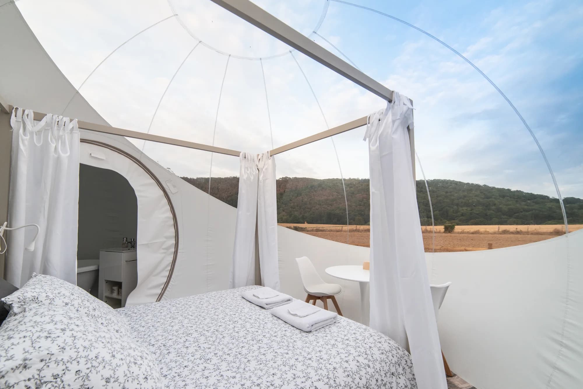 La terrasse en bois devant la bulle